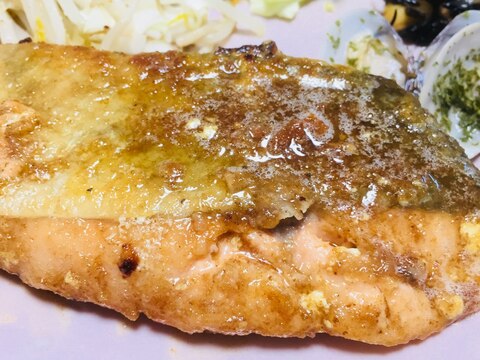 カリカリ秋鮭のガーリックマヨバターソテー